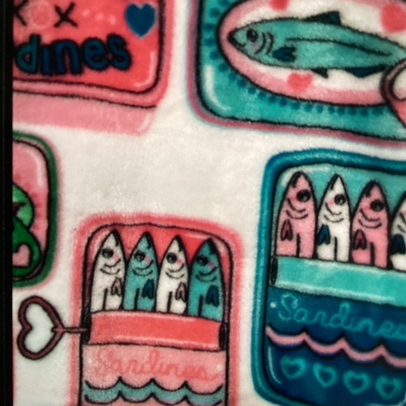 New Betsey Johnson Ultra Soft Plush Throw -sardines 50”x70” - Picture 1 of 5